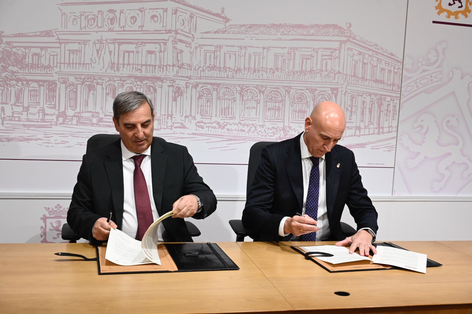 José Luis Sanz Merino y José Antonio Diez firmaron el convenio de colaboración. | SAÚL ARÉN