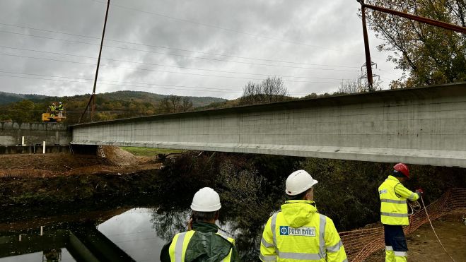 Construcción del puente dentro de la urbanización del Crispín, en La Robla.