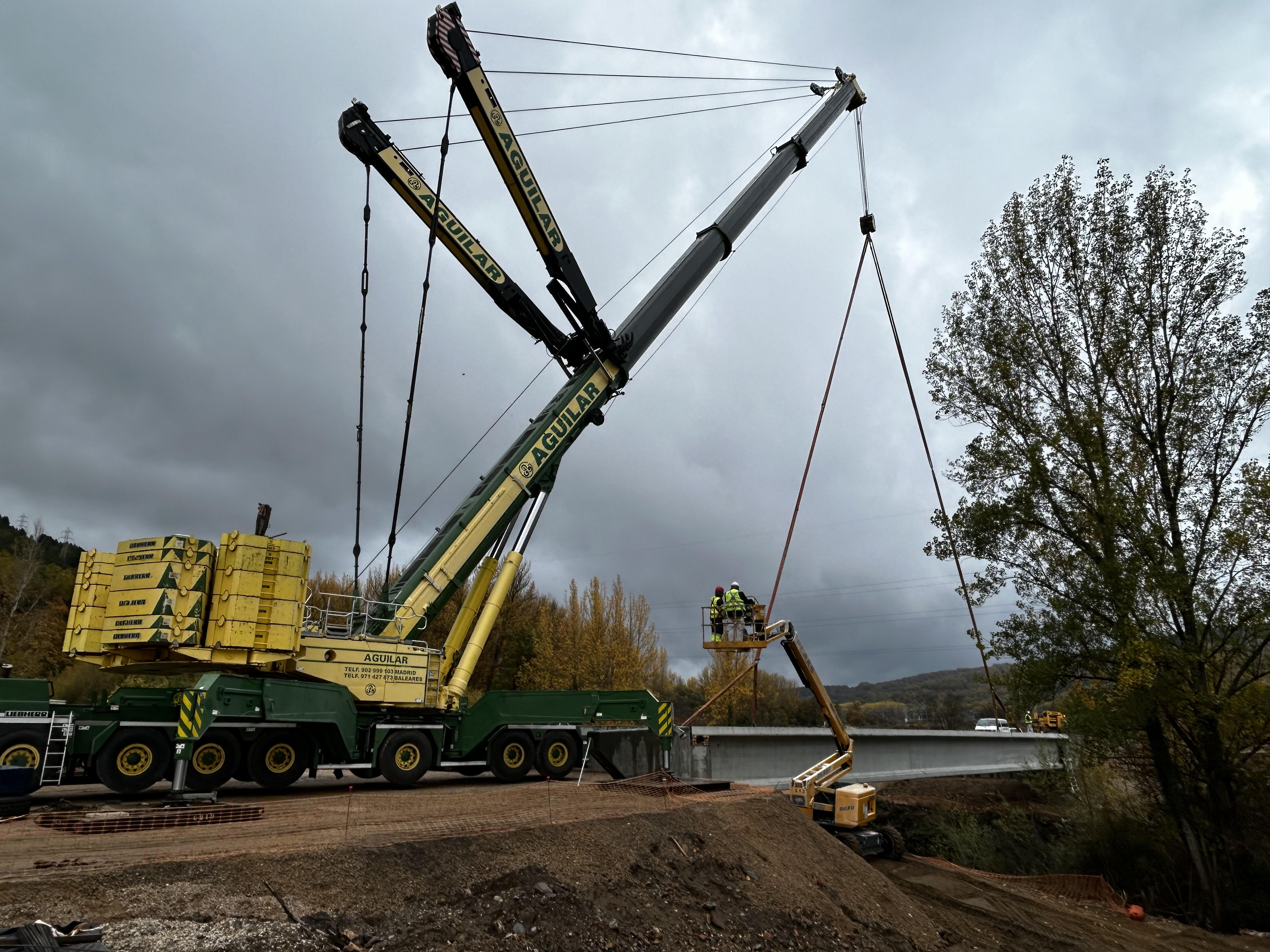 Construcción del puente dentro de la urbanización del Crispín, en La Robla. Construcción del puente dentro de la urbanización del Crispín, en La Robla.