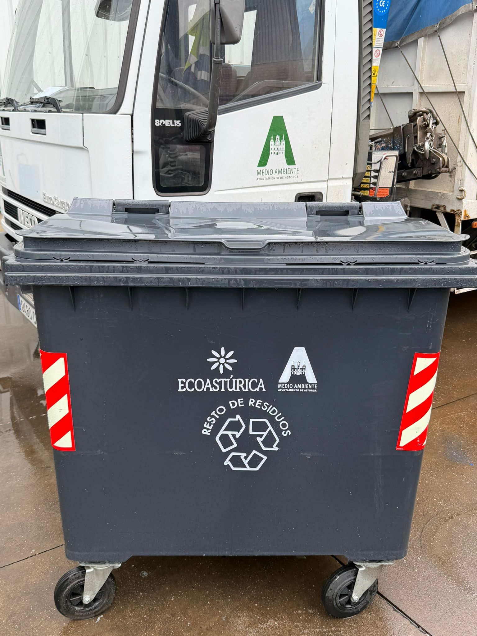 Uno de los contenedores limpiados. | L.N.C.