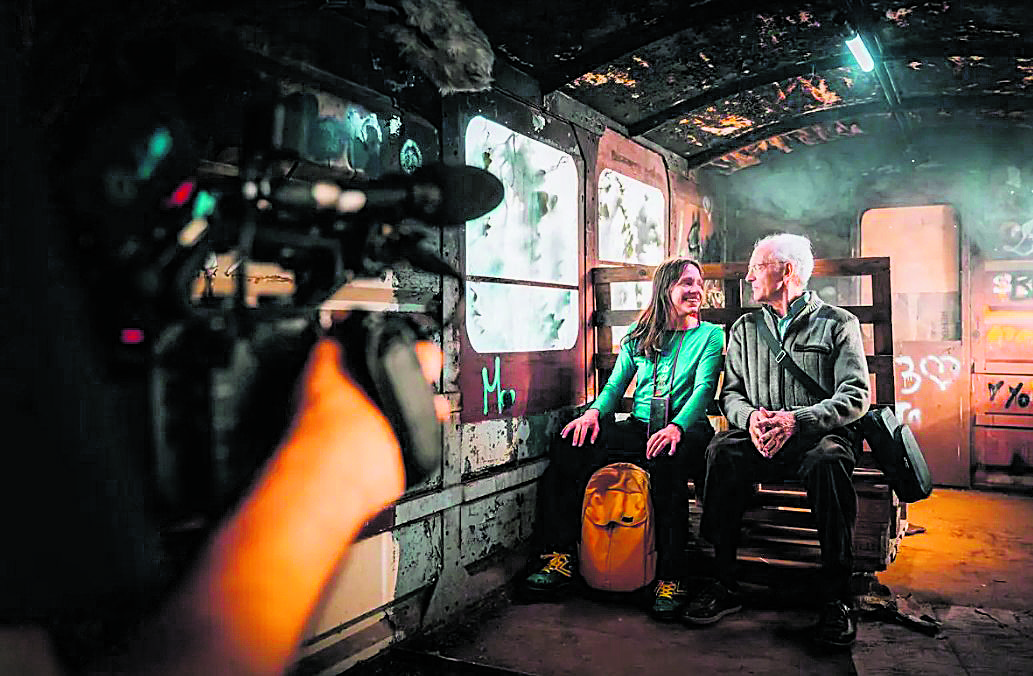 Urueña conversa con otra viajera en una escena de la película. | BÁMBARA