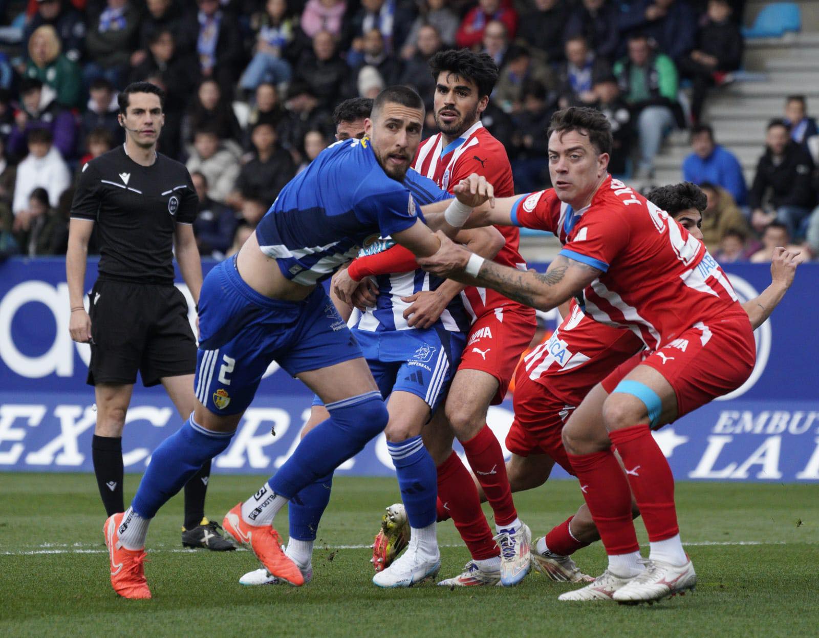 Andújar es agarrado dentro del área en el último partido contra el Lugo en El Toralín. PONFERRADINA