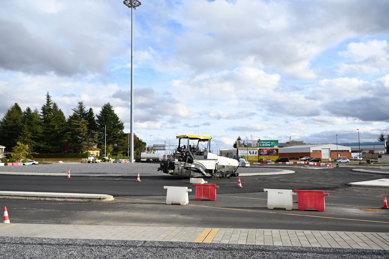 Recta final de las obras de la glorieta de la N-120 en Trobajo. | L.N.C.