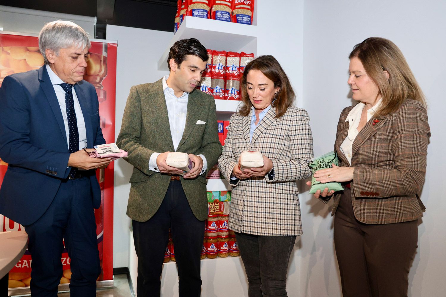La consejera de Agricultura, Ganadería y Desarrollo Rural, María González Corral, durante su visita a las instalaciones de Legumbres Luengo. | ICAL