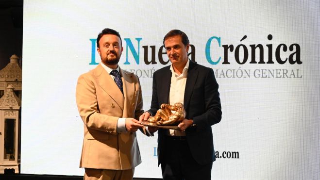 Entrega de la Negrilla 2016 por el consejero delegado de La Nueva Crónica al presidente del Consejo. | SAÚL ARES Entrega de la Negrilla 2016 por el consejero delegado de La Nueva Crónica al presidente del Consejo. | SAÚL ARES