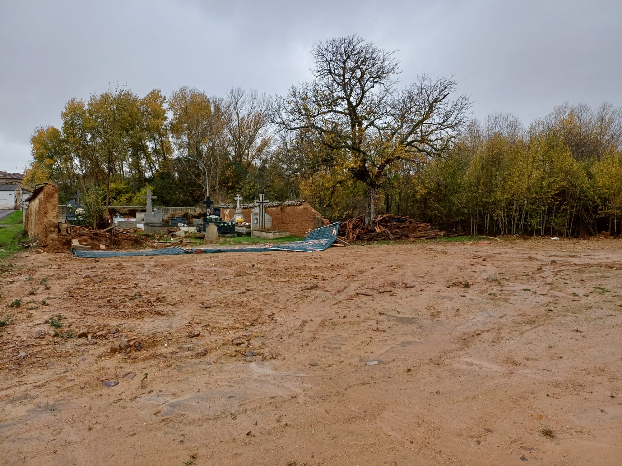 Espacio en el que estaba la iglesia, ahora lleno de barro por la lluvia, y con el cementerio colindante afectado. | L.N.C.