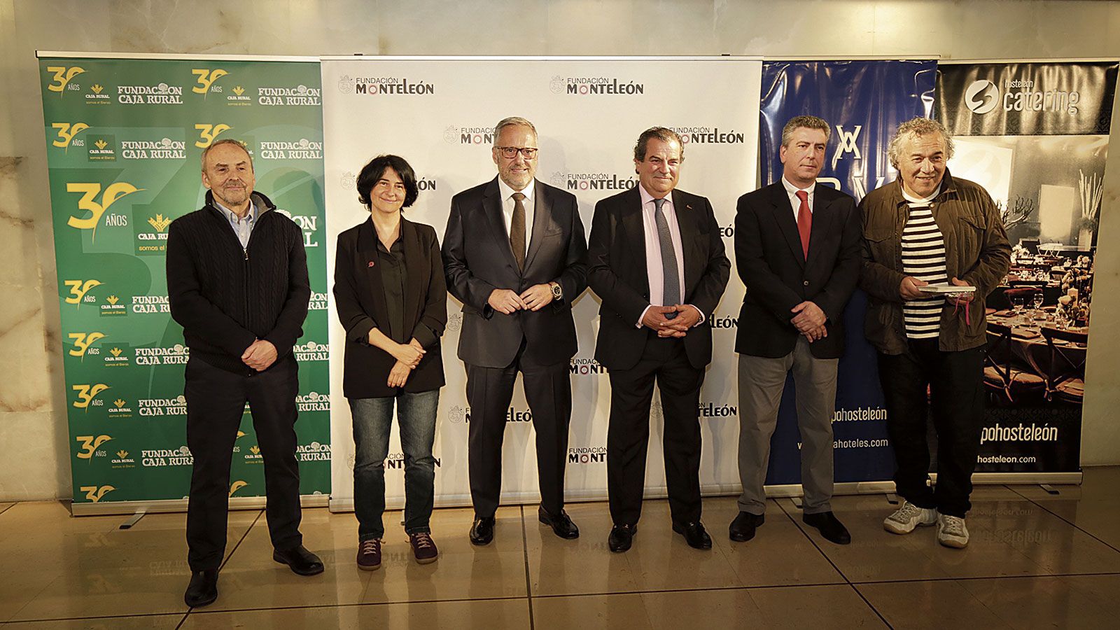 Carlos Pollán y Francisco-José García Paramio junto a los galardonados por la Fundación MonteLeón. | FERNANDO OTERO