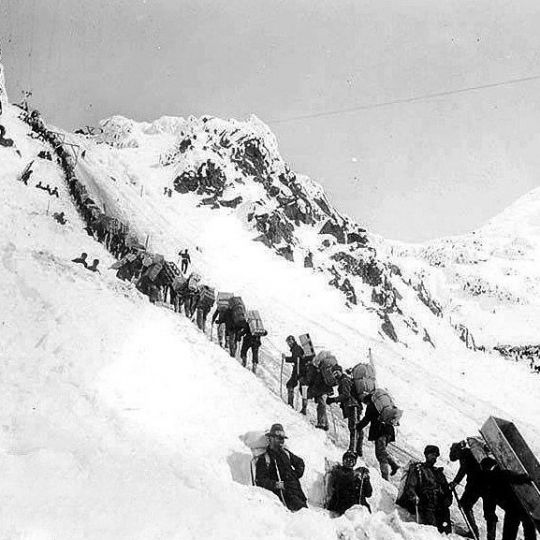 Buscadores de oro reales ascendiendo el paso de Chilkoot en 1898 Buscadores de oro reales ascendiendo el paso de Chilkoot en 1898