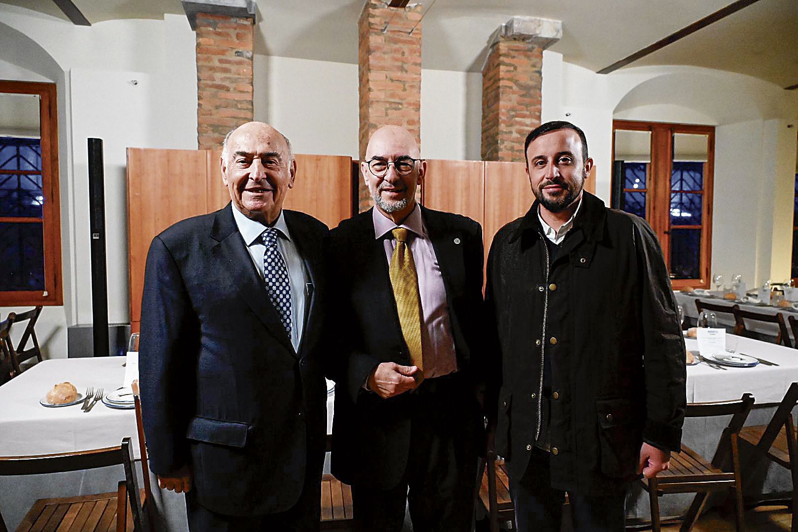 Manuel Lamelas Viloria (izquierda) y Alejandro Bayo Vega (derecha) junto a Jorge Juan Peña Albillo, presidente de Proyecto Joven · Proyecto Hombre León | SAUL ARÉN 