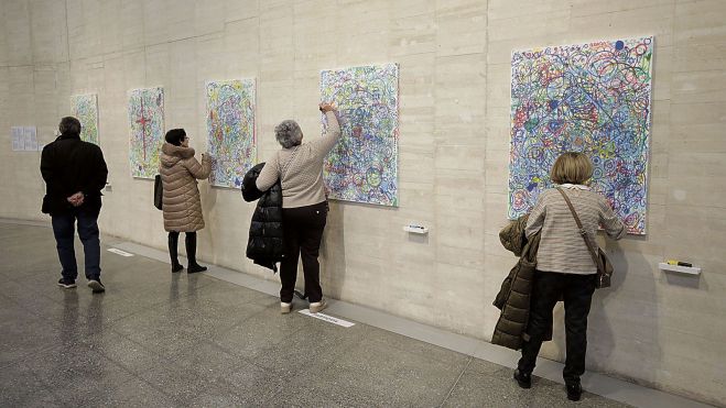 Algunos visitantes del Musac participando en la obra ‘Cuadro para dibujar un círculo’ elaborada por Yoko Ono en el año 1964 Algunos visitantes del Musac participando en la obra ‘Cuadro para dibujar un círculo’ elaborada por Yoko Ono en el año 1964