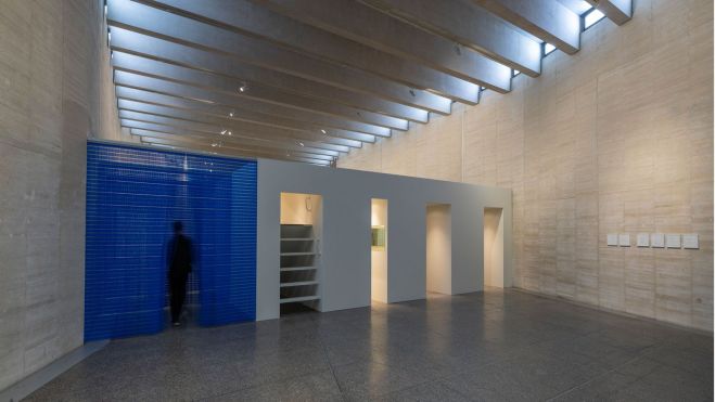 La obra ‘Entrada’ permite escoger el acceso a la muestra