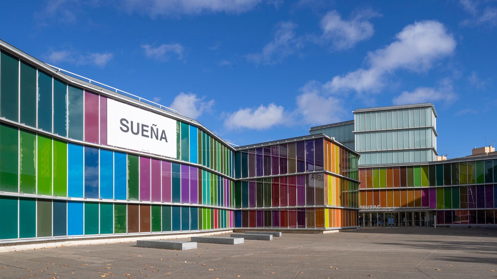 El exterior del Musac acoge sobre sus cristaleras ‘Sueña’, una de las obras de ‘Insound and Instructure’ que trasciende el espacio expositivo. | IMAGEN MAS/YOKO ONO