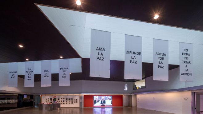 Las ‘Banderas invisibles’ ubicadas en el hall del museo Las ‘Banderas invisibles’ ubicadas en el hall del museo