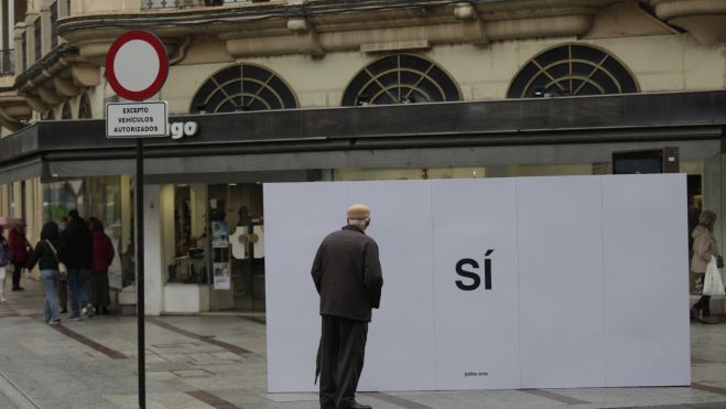 La valla publicitaria ‘Sí’ podrá verse en la calle Ordoño II de la capital provincial hasta el mes de enero. FERNANDO OTERO La valla publicitaria ‘Sí’ podrá verse en la calle Ordoño II de la capital provincial hasta el mes de enero. FERNANDO OTERO