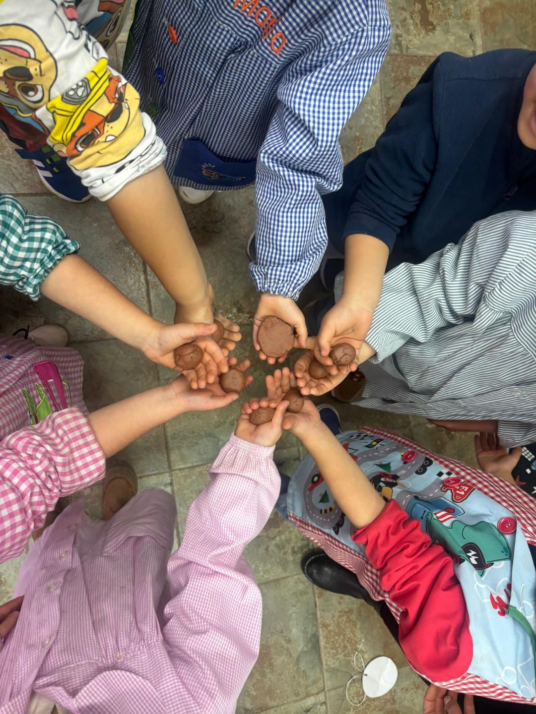 Alumnos y profes se han volcado en la elaboración de estas esferas que llevan en su interior semillas (2) Alumnos y profes se han volcado en la elaboración de estas esferas que llevan en su interior semillas (2)