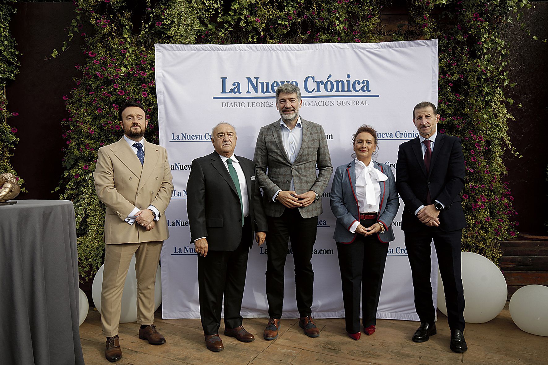 Álvaro, Manuel y Nuria Lesmes con Julio César Álvarez y Ángel González, del CEL.