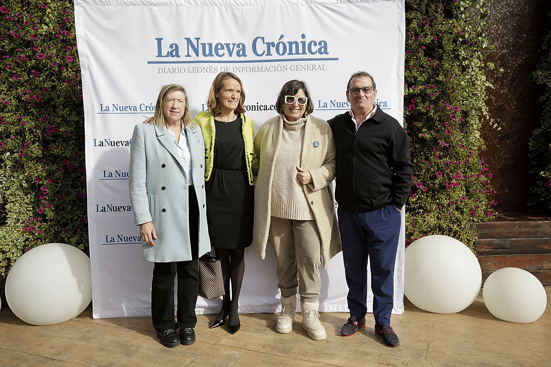María Antonia Gancedo y otros cargos de la Asociación de Diabéticos del Bierzo junto a Elsa García y Narciso Prieto, director de comunicación de Caja Rural.