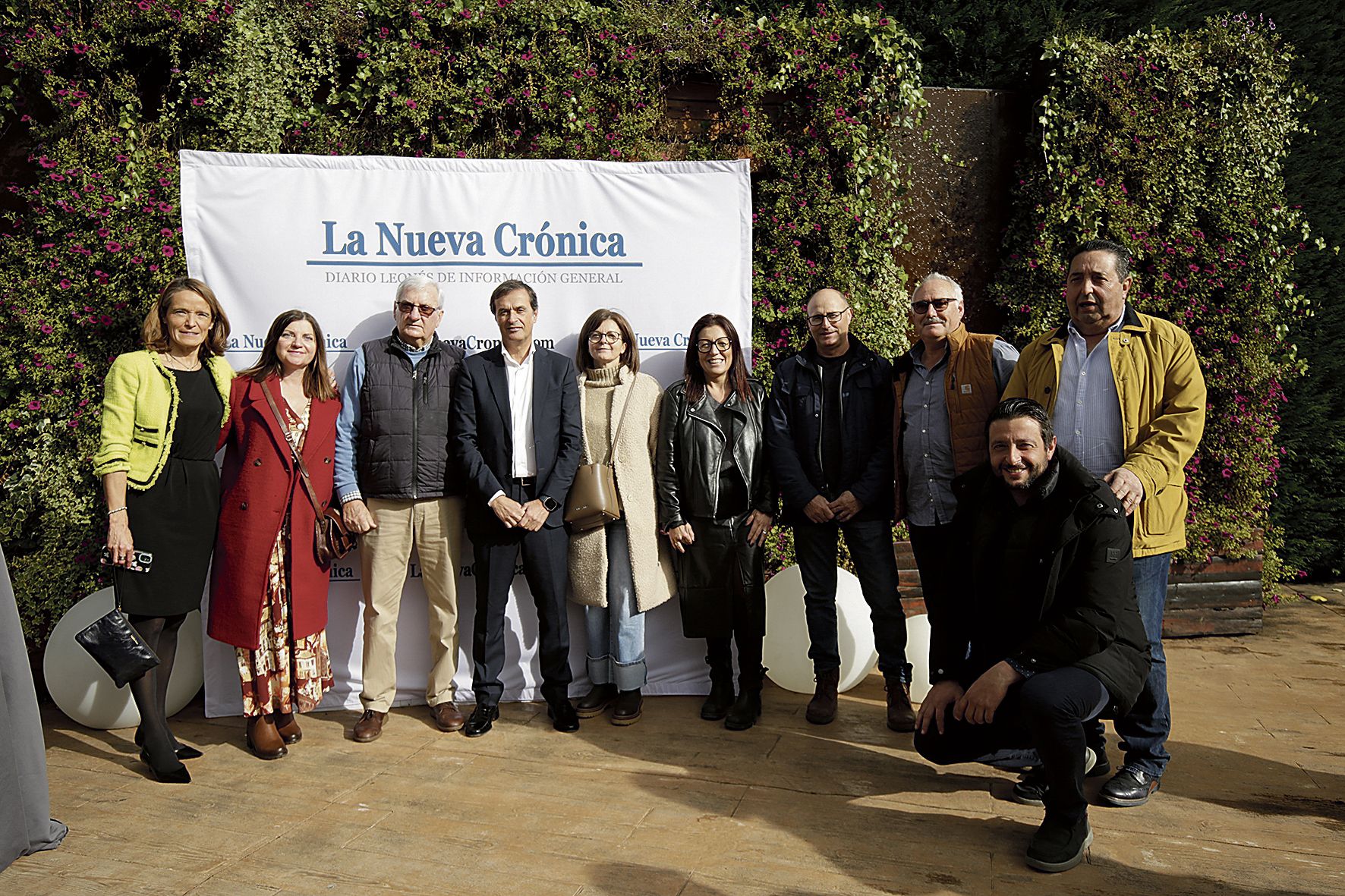 Foto de familia con representantes del sector vinícola y responsables de la DO Bierzo.