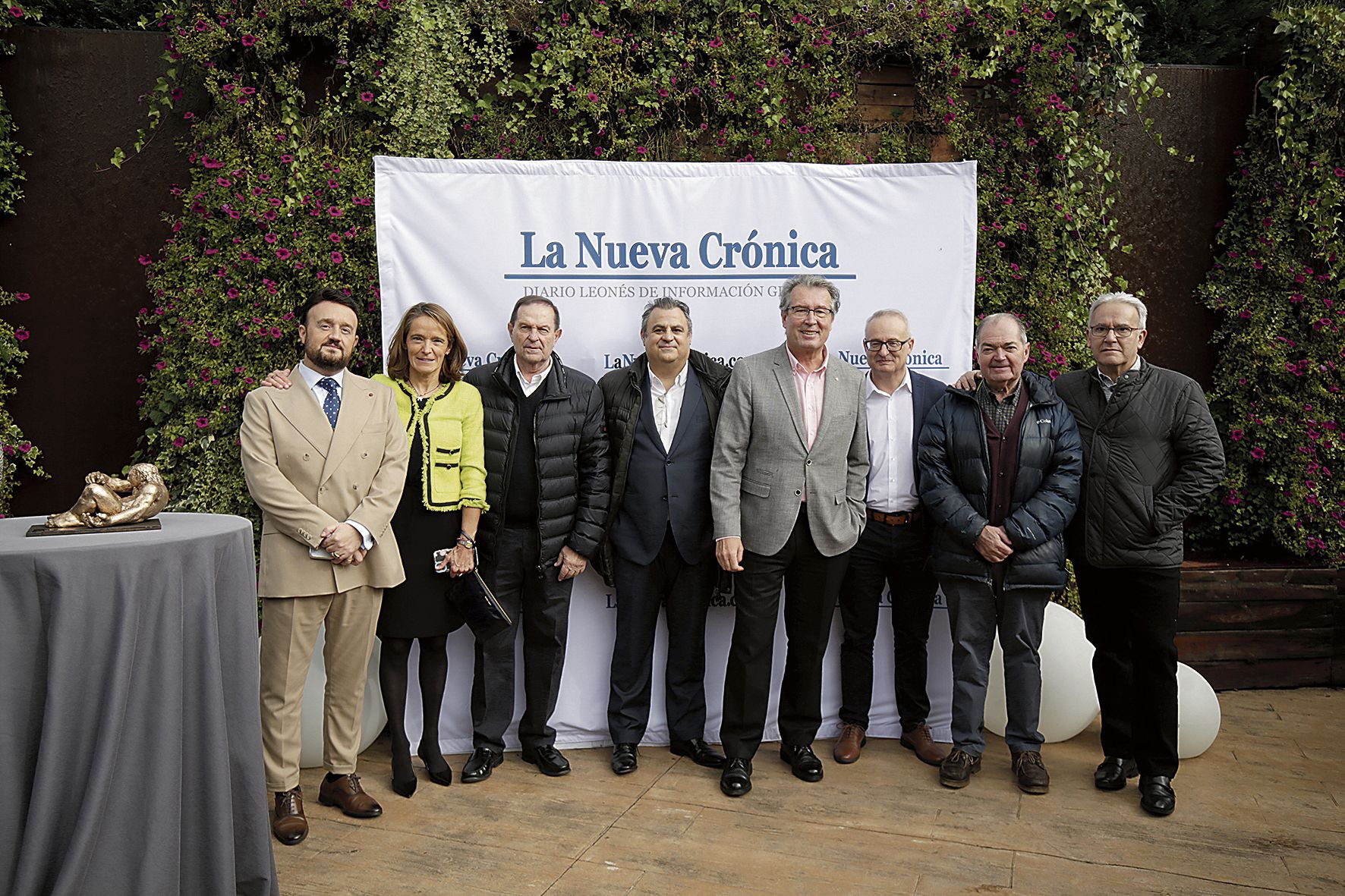 Álvaro Lesmes y Elsa García, con los representantes de la Cámara de la Propiedad Urbana, encabezados por su presidente, Ángel Luis Valdés, y su gerente, Miguel Ángel Sánchez.