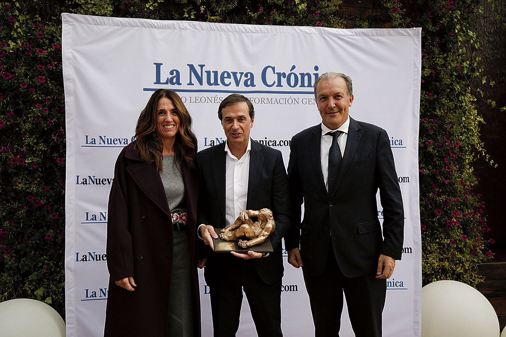 Raquel Nespral y Alberto Gurrionero, de Unicaja, junto a Adelino Pérez.