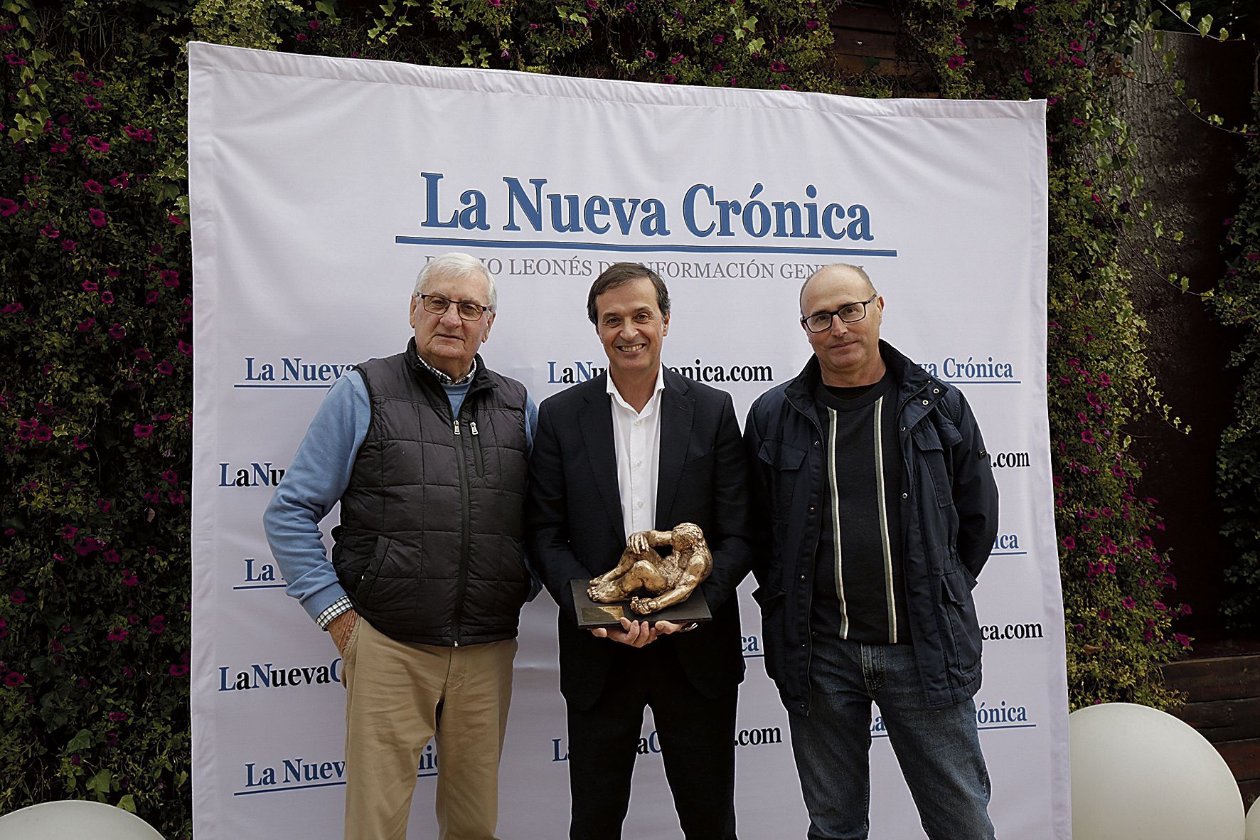 Carlos Méndez, ex presidente de la DO Bierzo, junto al actual presidente, Adelino Pérez, y José Manuel Lobato Folgueral, vocal de viticultura de la DO.