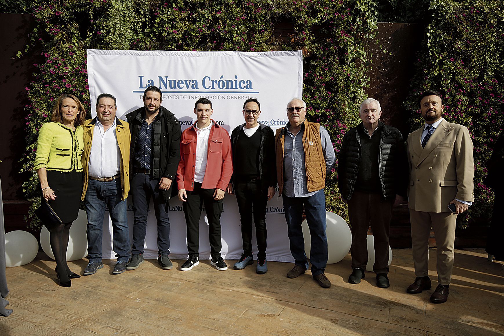 Elsa García y Álvaro Lesmes junto a bodegueros bercianos.