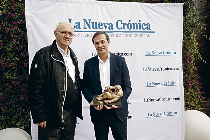 Monseñor Antolín de Cela, rector de la basílica de La Encina de Ponferrada, con Adelino Pérez.