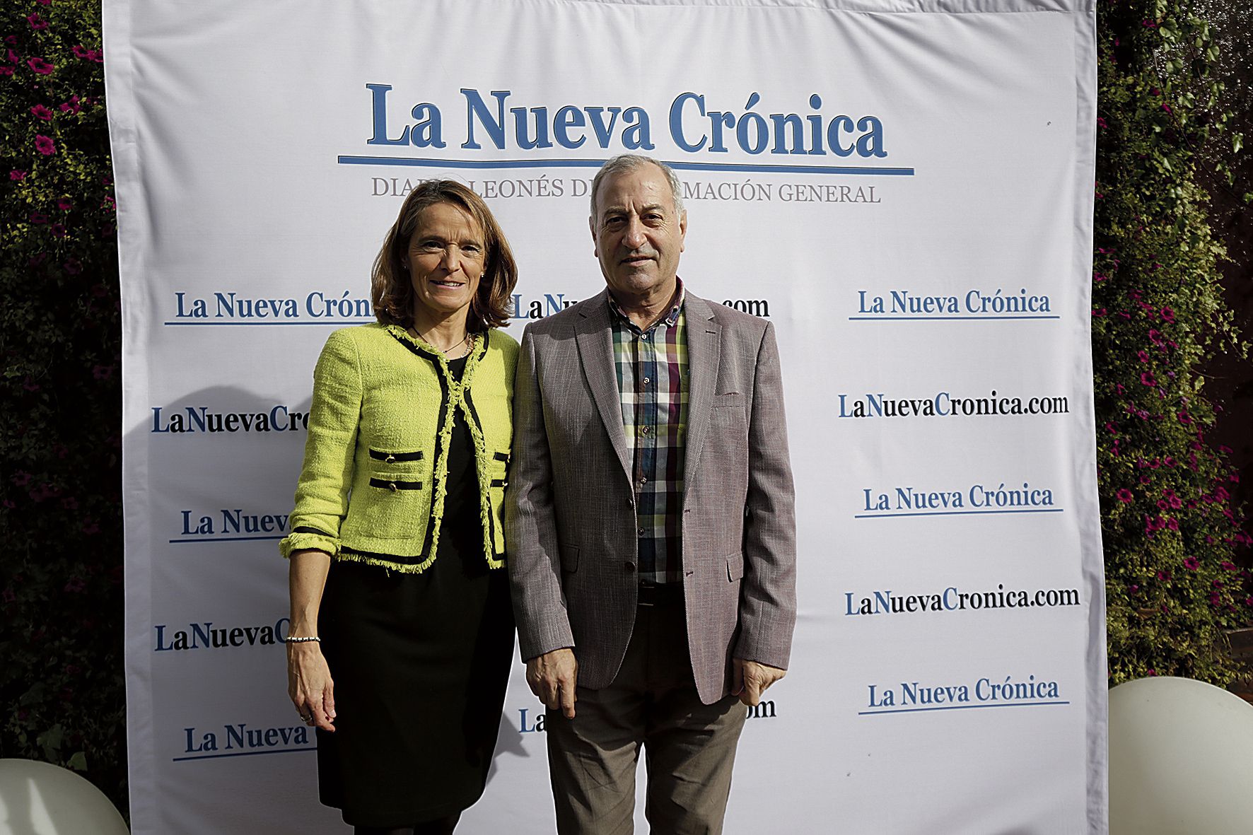 Elsa García junto a Jesús Balsa, presidente del Club de Golf Bierzo.