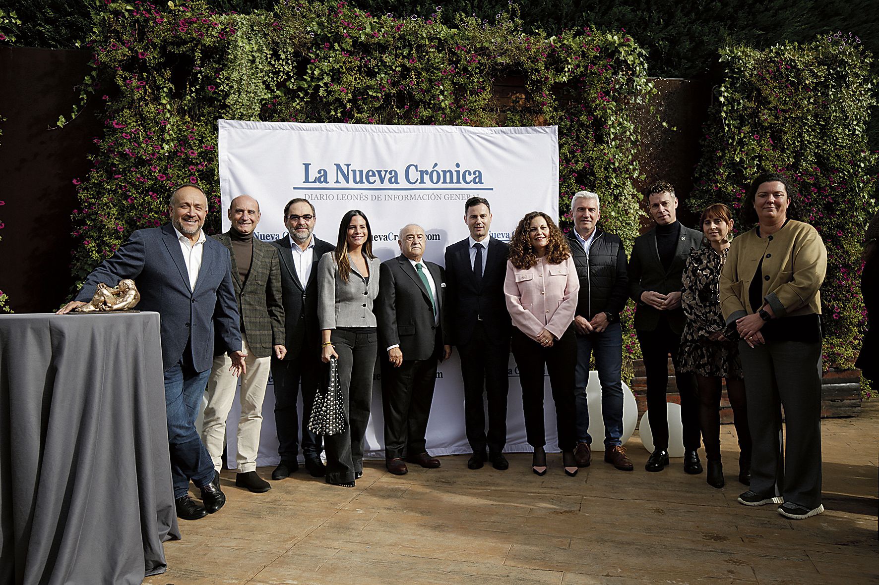 Manuel Lesmes, en el centro de la imagen, recibe a los miembros del PSOE.