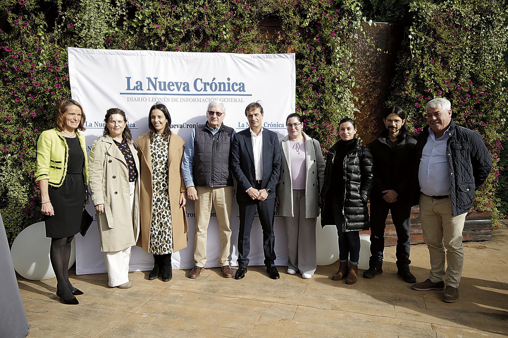 Foto de familia con diferentes bodegueros de la DO Bierzo que acudieron a la fiesta celebrada este viernes.