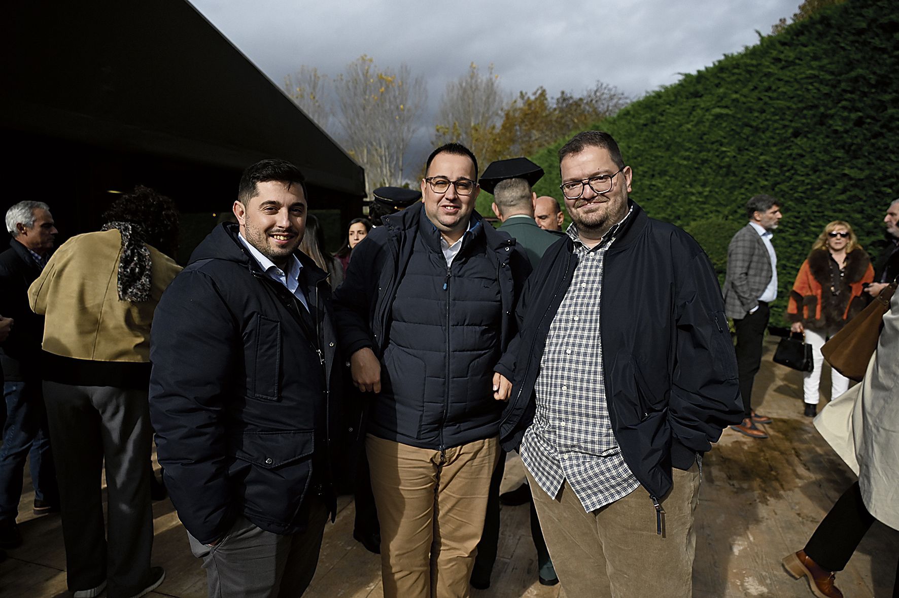 Jairo San Martín y Jorge Núñez Santalla, de Energy Aid, junto a Alfonso Martínez.
