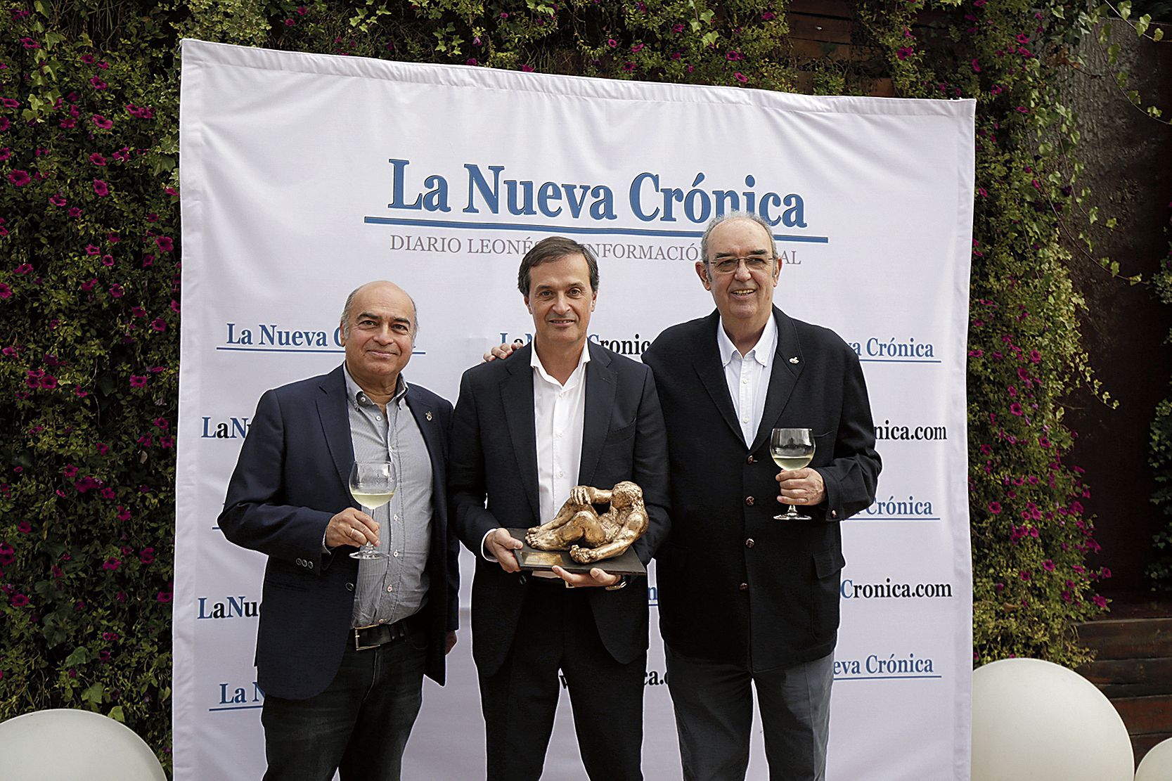 Adelino Pérez con Yawar Nazir Alonso y José Canedo, representantes de la Academia Leonesa de Gastronomía.