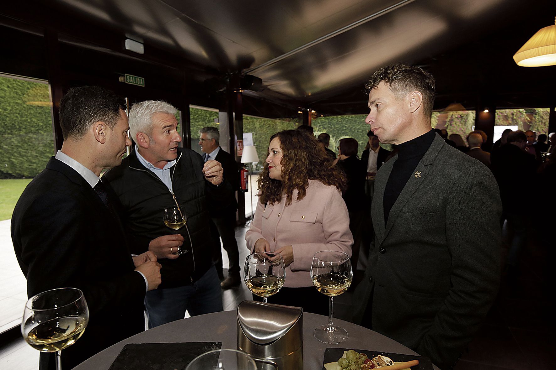 Los alcaldes del PSOE Silvia Cao, Mario Rivas y Alier Presa con Javier Alfonso Cendón. 