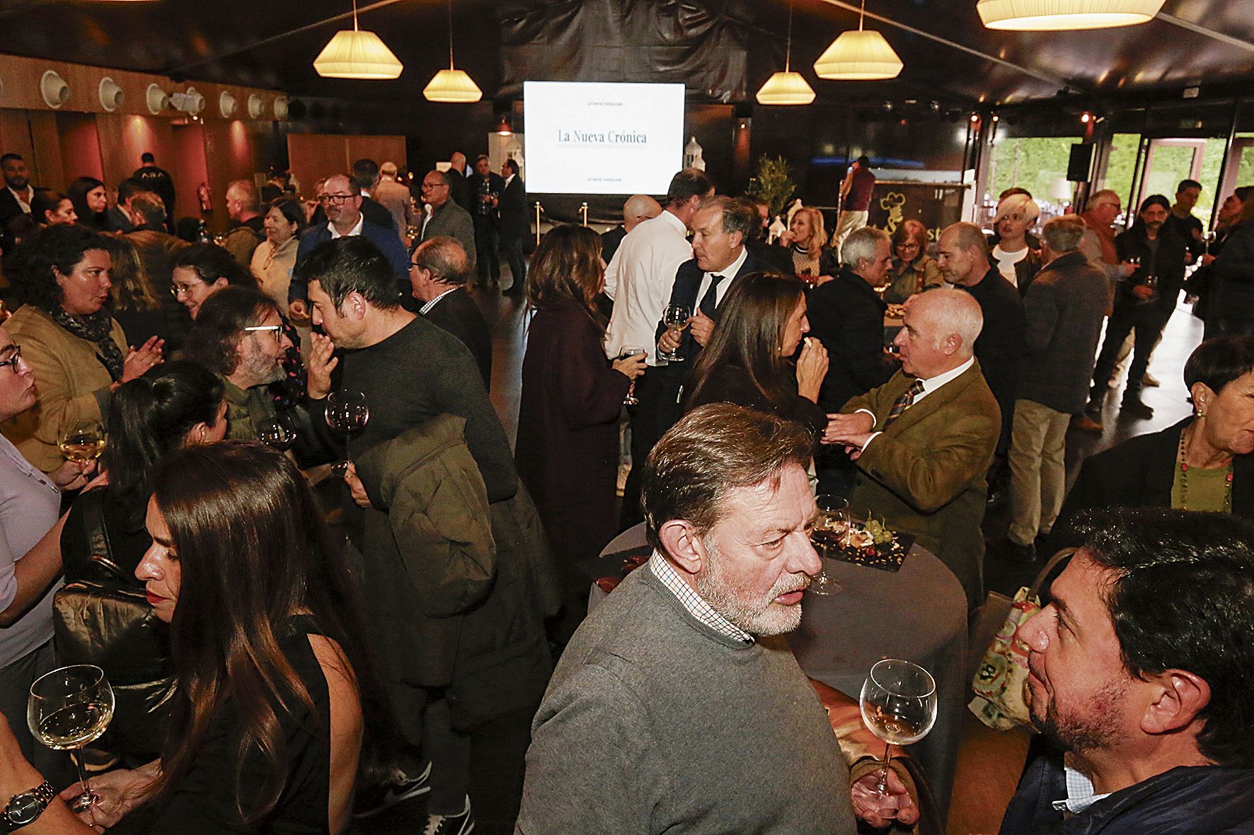 Cóctel tras los discursos con todos los invitados. 