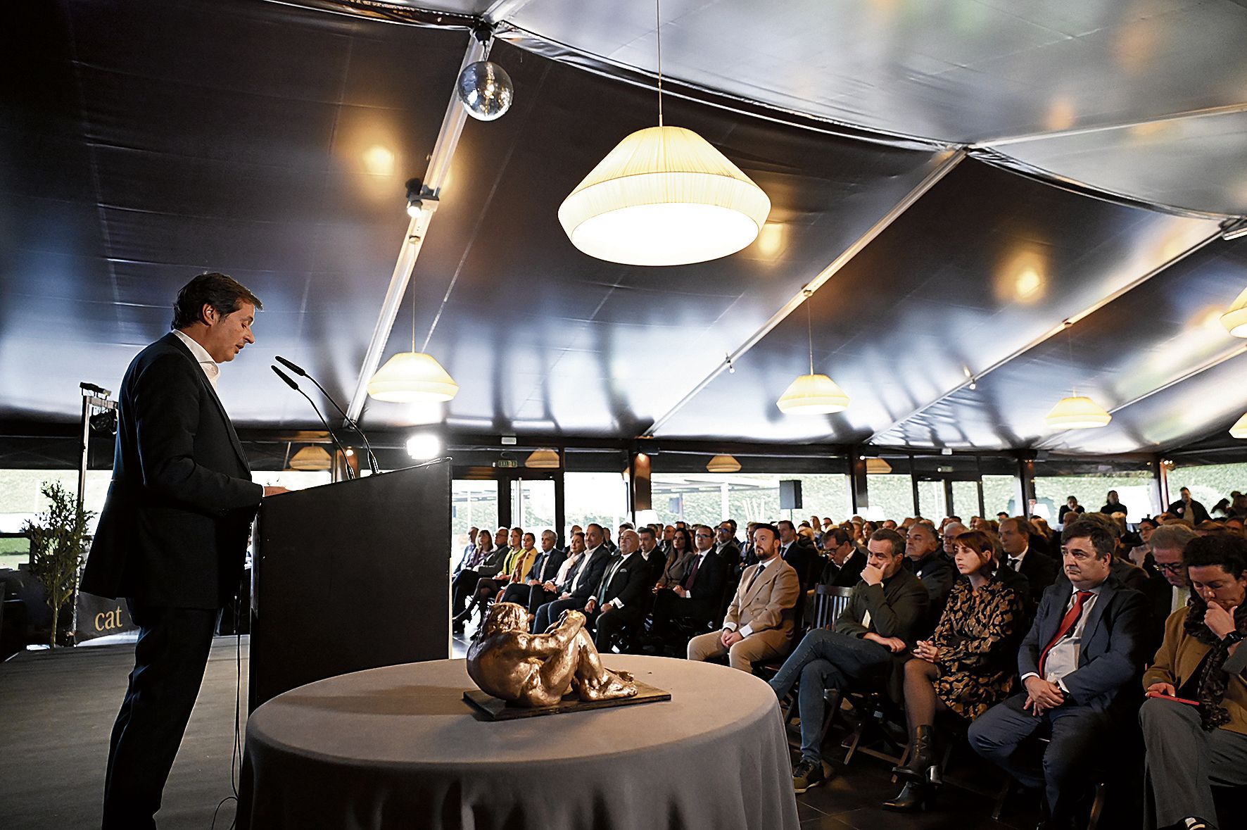 La Negrilla ante el premiado, el presidente del Consejo Regulador, Adelino Pérez.
