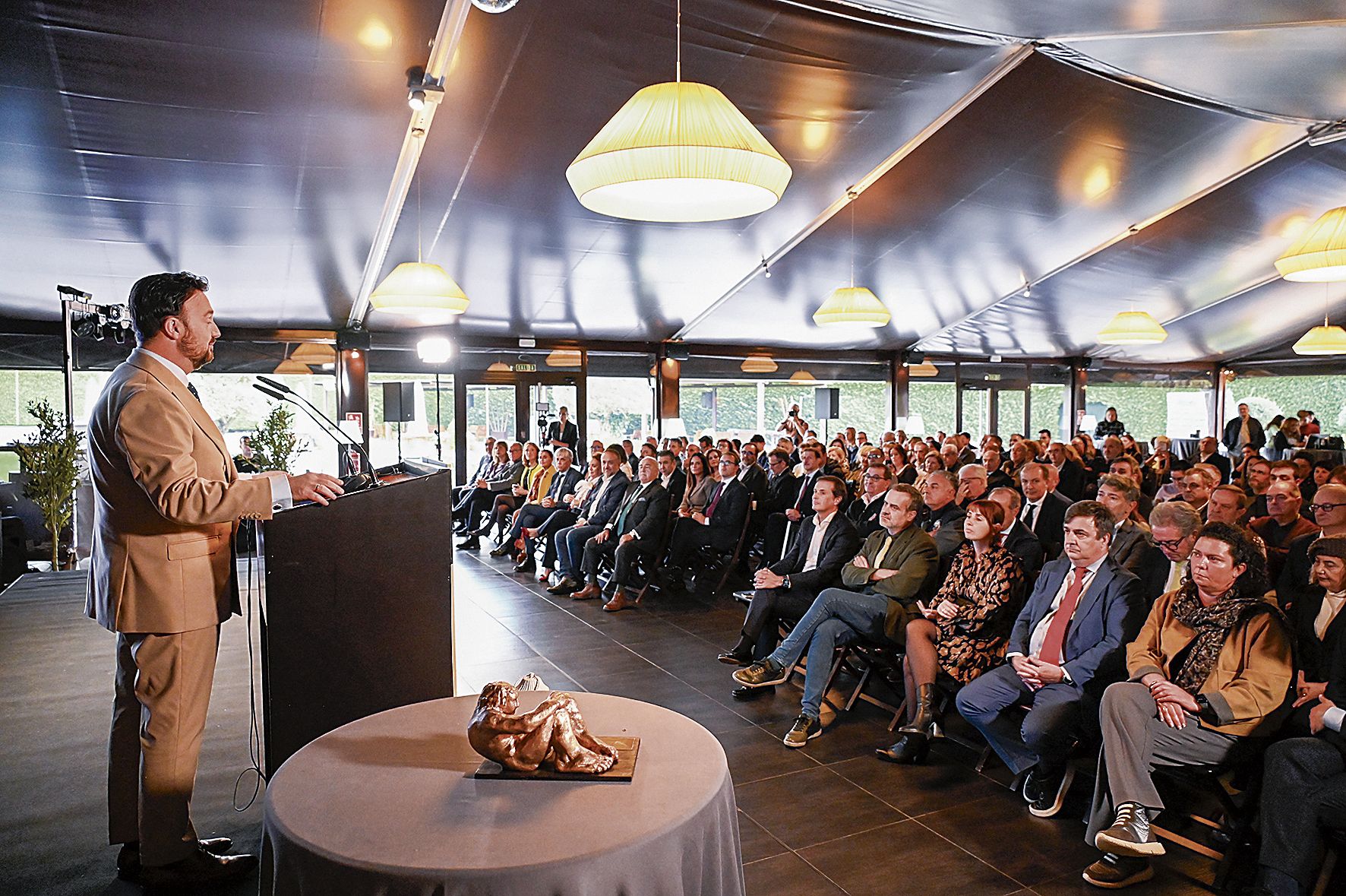 Álvaro Lesmes ante los invitados que acompañaron a La Nueva Crónica.  