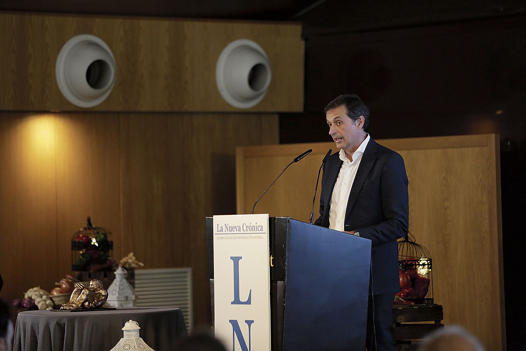 Momentos del discurso del premiado. 