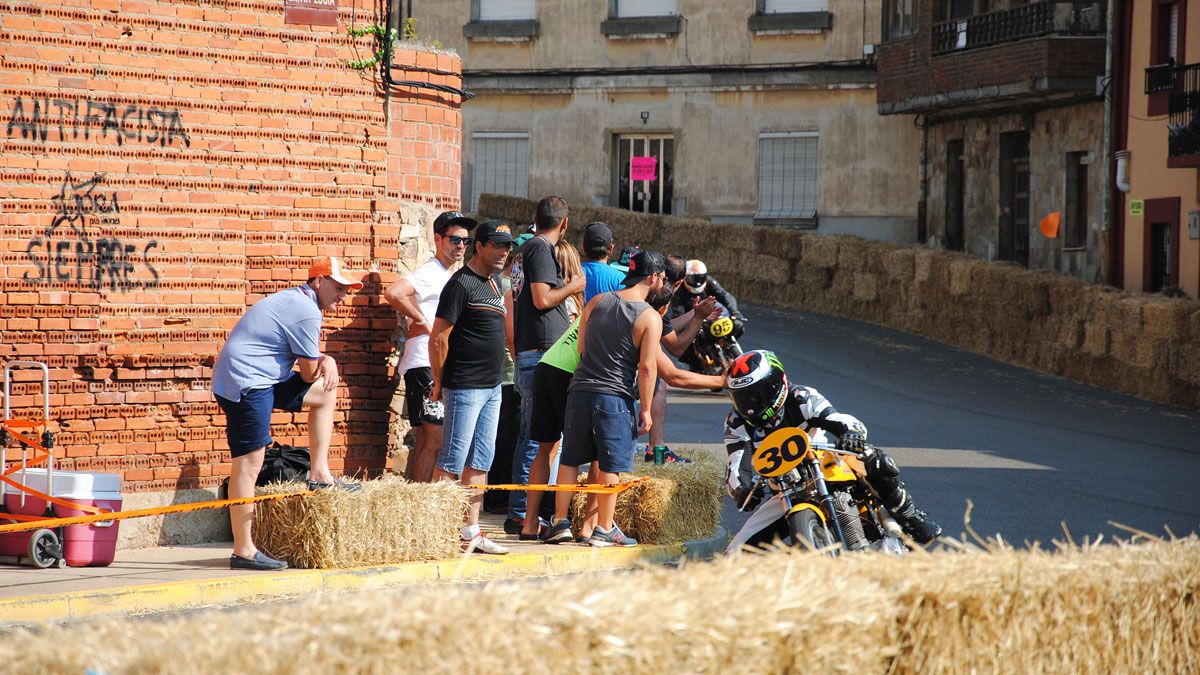 La seguridad en todo lo que rodea a la Carrera de Motos es una de las prioridades para la organización.| Abajo