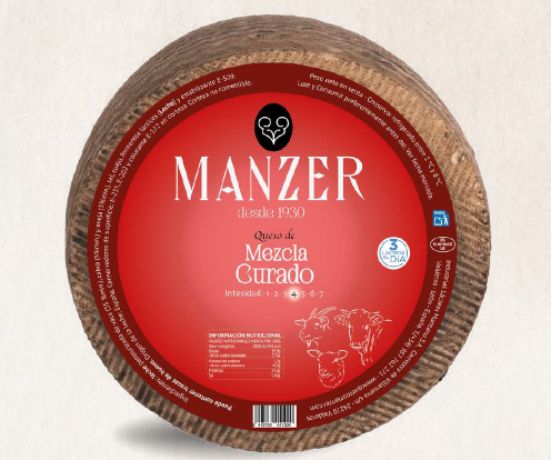 El queso mezcla curado de Manzer logró una medalla de oro. 