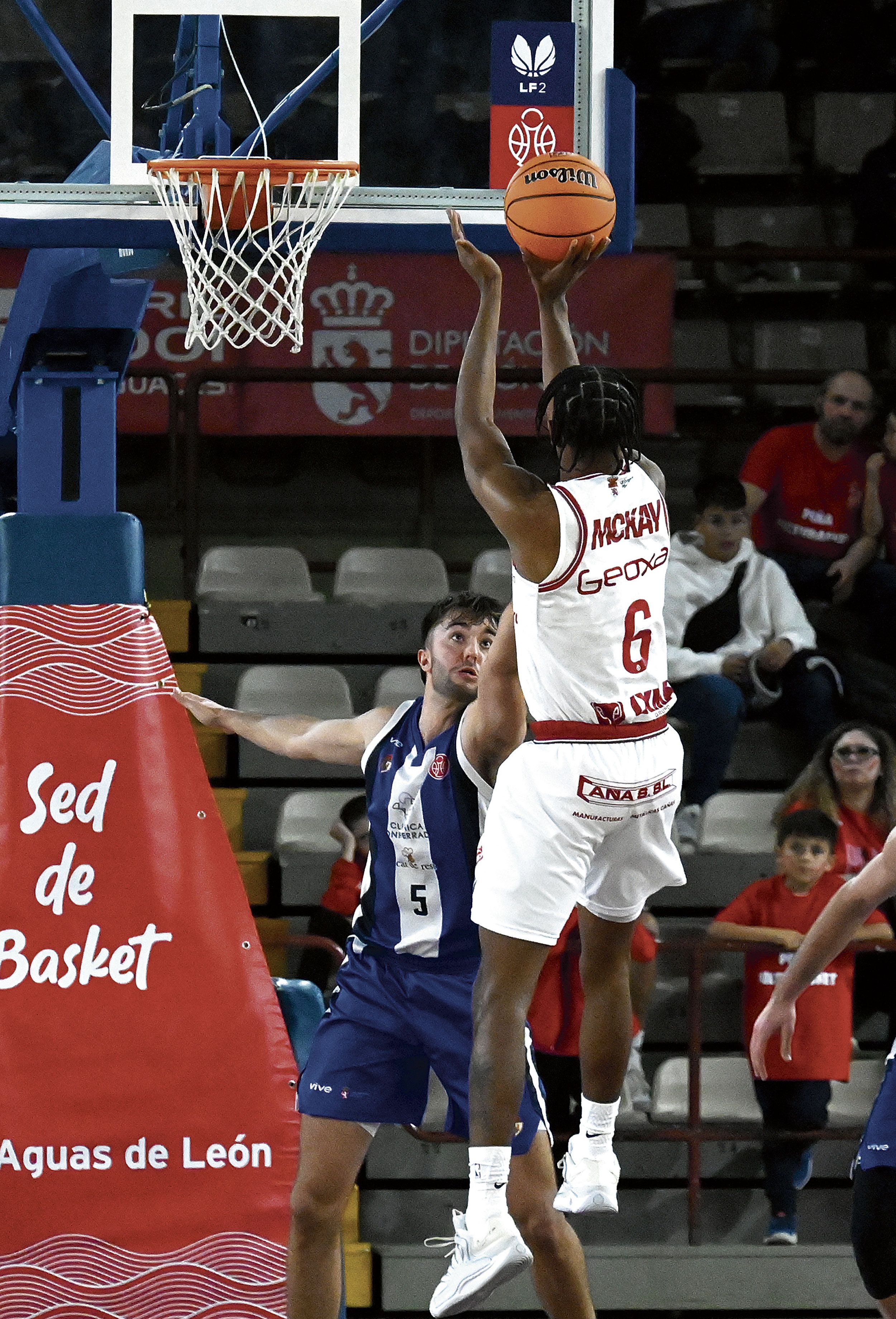 McKay realiza un lanzamiento en el partido de la Cultural ante Ponferrada. | SAÚL ARÉN