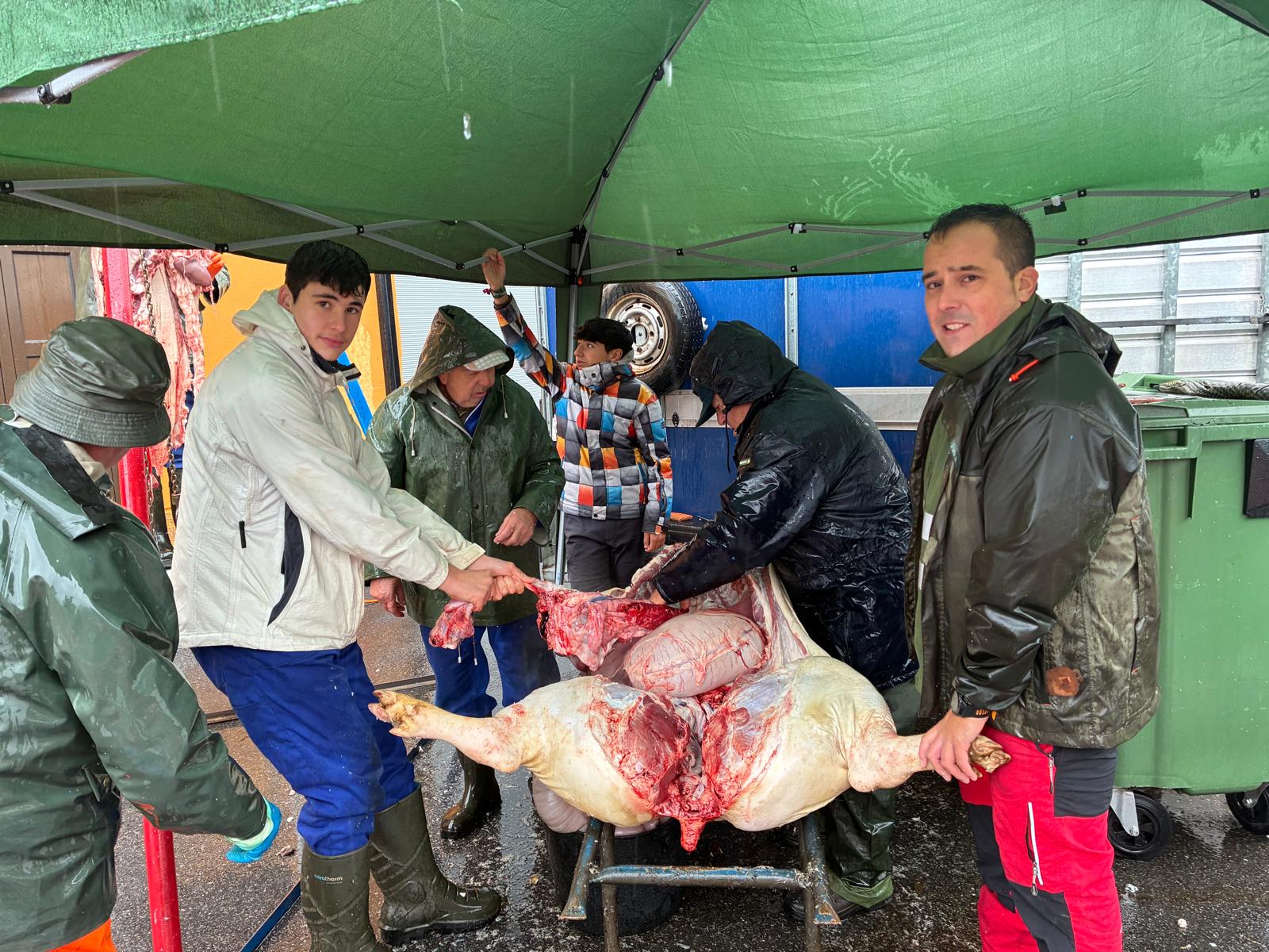 Los matarifes se han tenido que resguardar bajo una carpa ante la incesante lluvia. | ANABEL ALONSO VIEJO