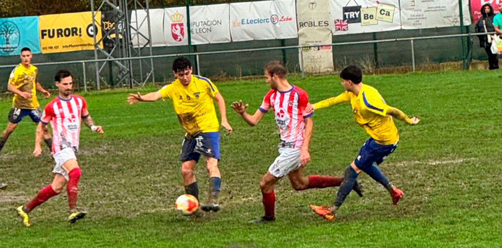 Un lance del choque entre el Mansillés y el Bembibre. | ATLÉTICO MANSILLÉS