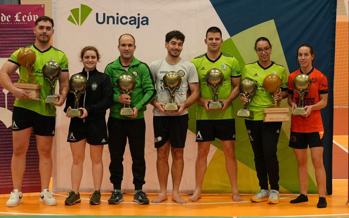 Los siete campeones, entre ellos los dos supercampeones, posan con sus trofeos F. OTERO 