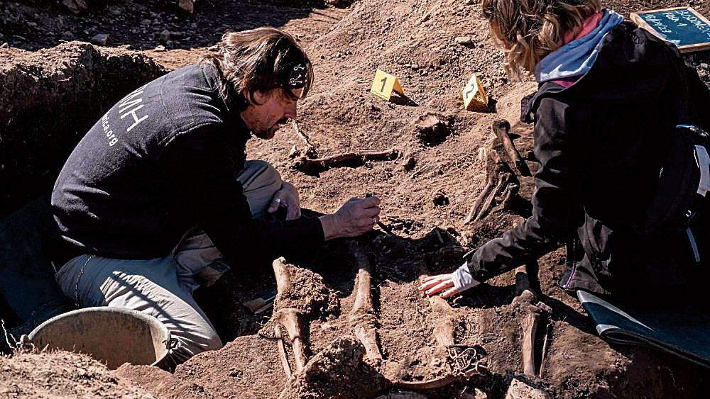 Dos miembros de la ARMH trabajando en una de las fosas que ya han exhumado en la provincia de León, concretamente en Busdongo. | ARMH Dos miembros de la ARMH trabajando en una de las fosas que ya han exhumado en la provincia de León, concretamente en Busdongo. | ARMH