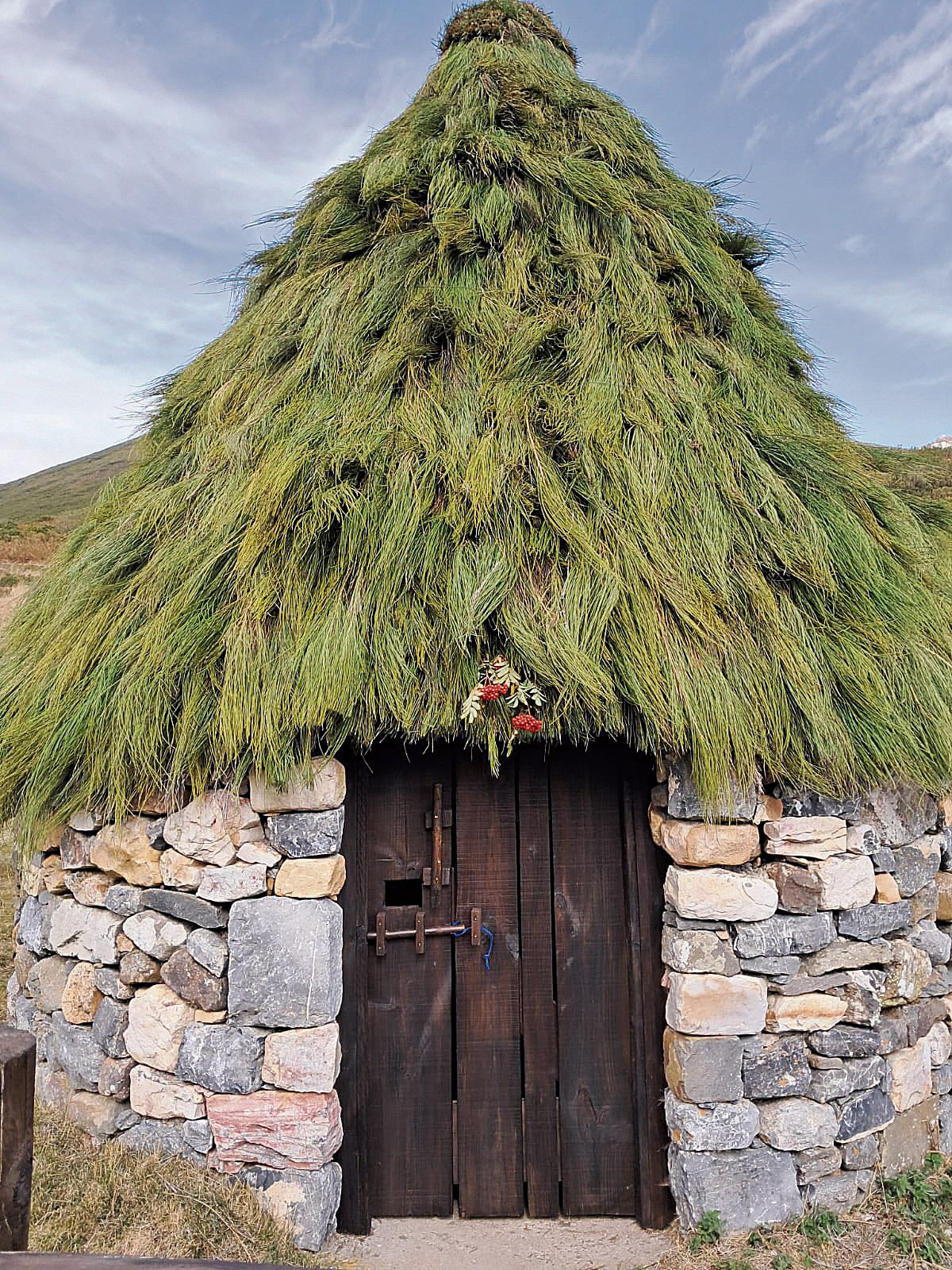 El chozo del Puerto de Vegarada ha sido restaurado. | L.N.C.