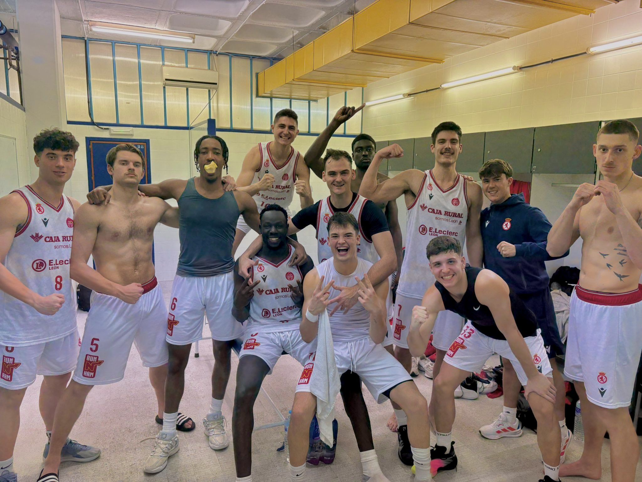 La Cultural festeja el triunfo en Sevilla. | CYD