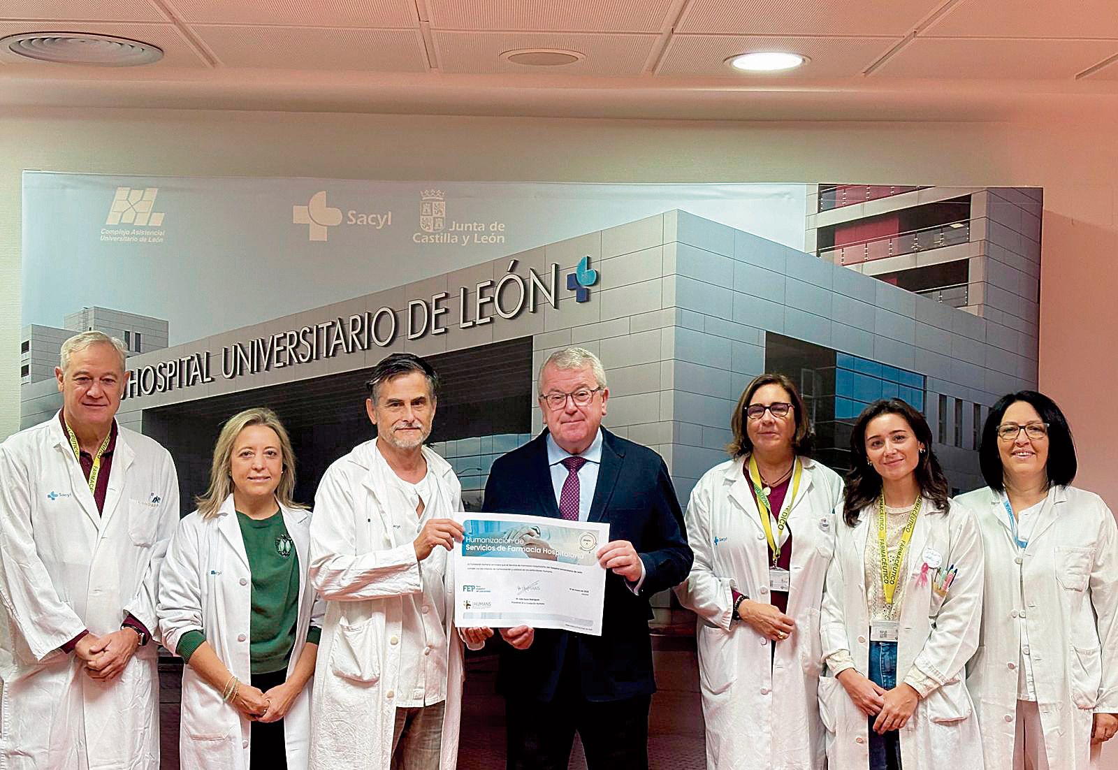 El gerente del Caule posa con el equipo del servicio de Farmacia Hospitalaria. | L.N.C.