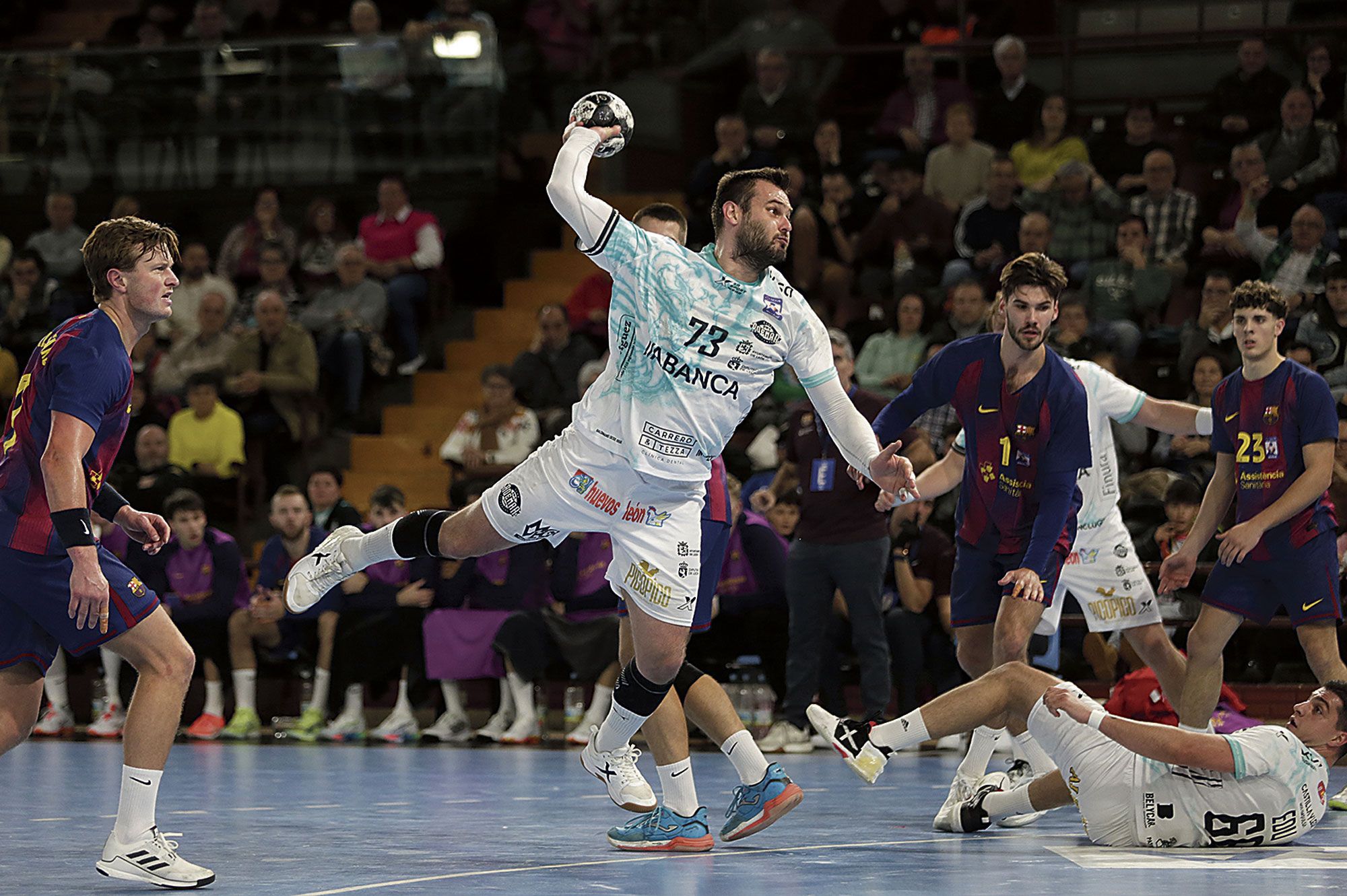 Benites lanza entre Carlsbogard y Cikusa, con Edu Fernández mirando desde el suelo. FERNANDO OTERO