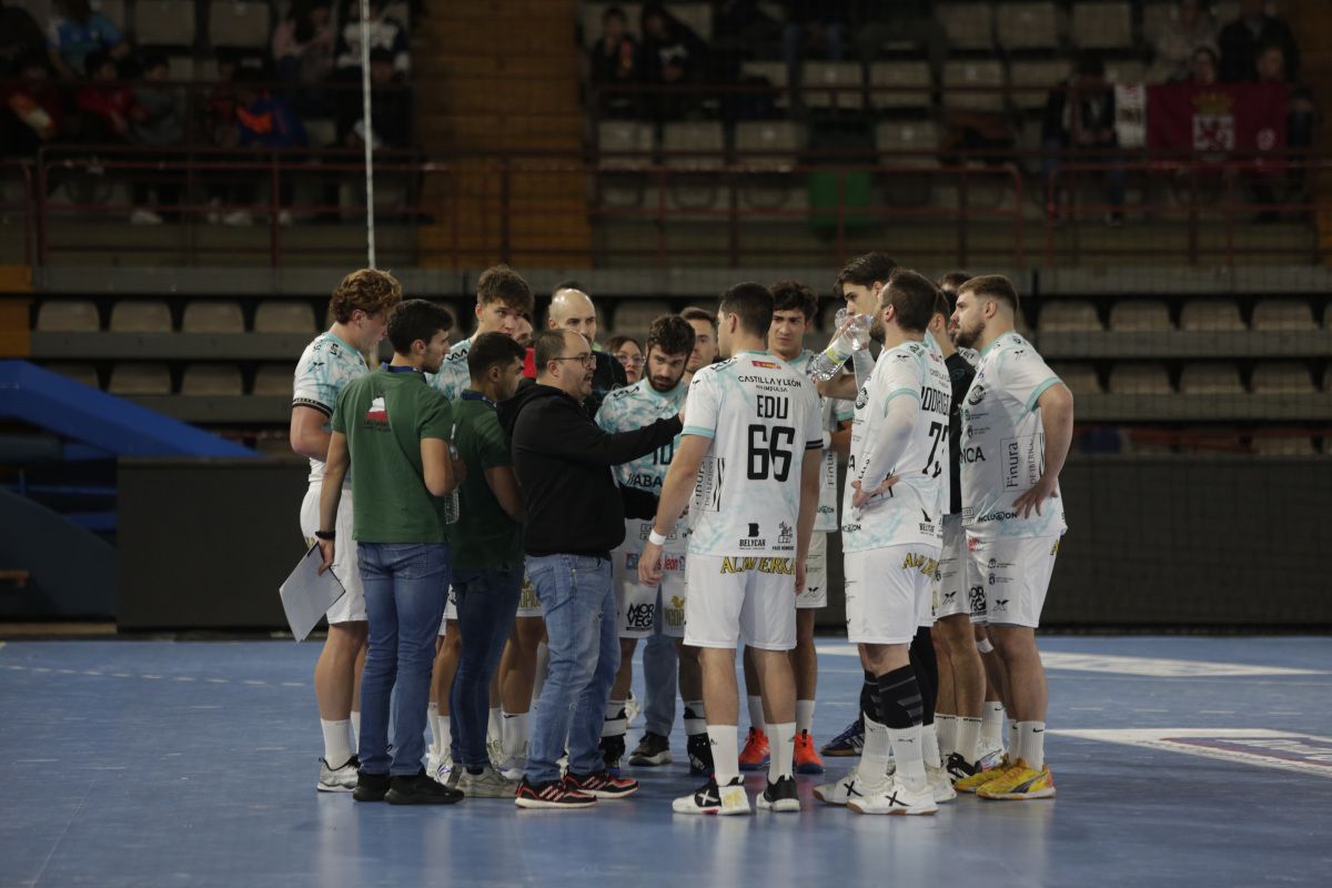 Dani Gordo da instrucciones a sus jugadores durante el Ademar - Barcelona. | FERNANDO OTERO