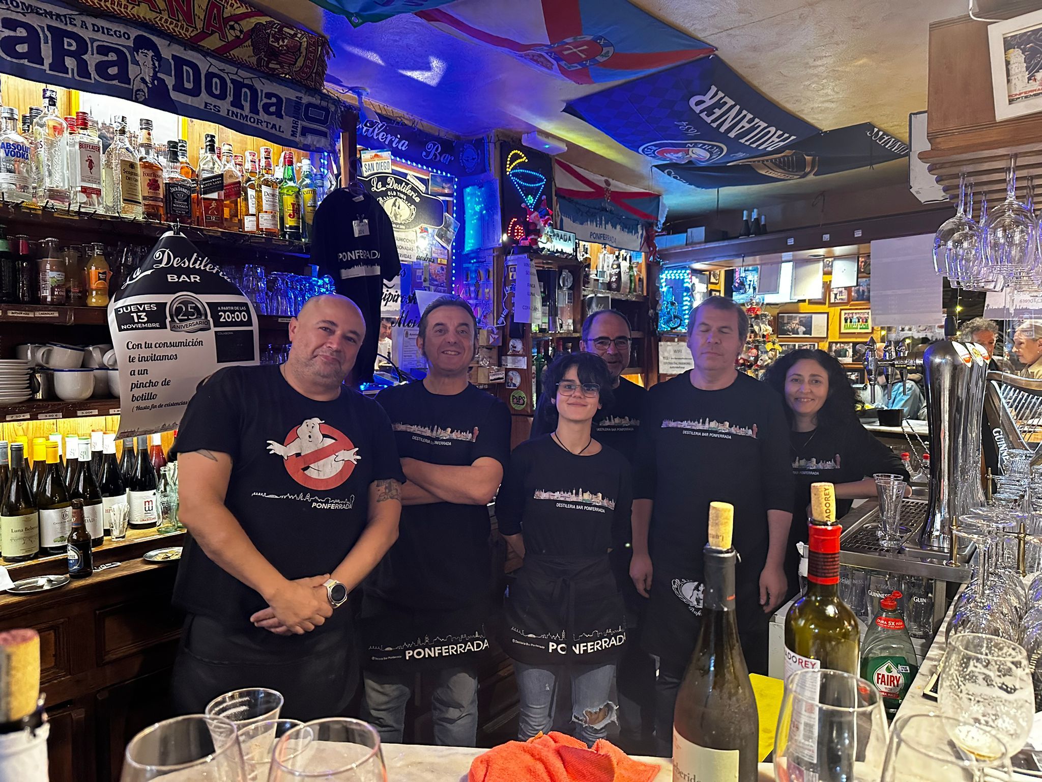 Carlos, a la izquierda, junto al equipo de La Destilería.